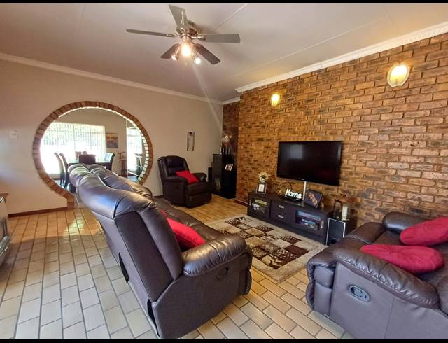 4 BEDROOM HOUSE FOR SALE IN DERSLEY
